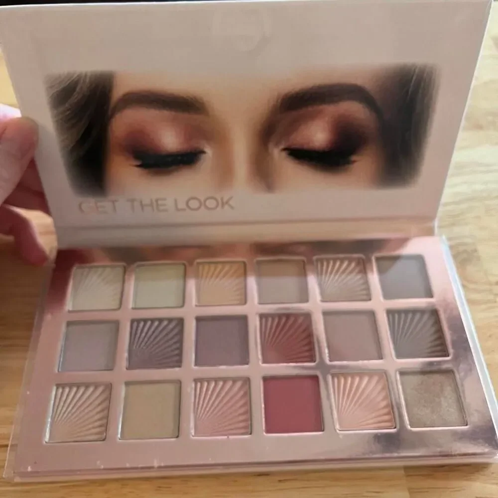 Ellen Tracy Rosy Nudes 18 Eyeshadow Palette Neutral Pink & Brown Shades